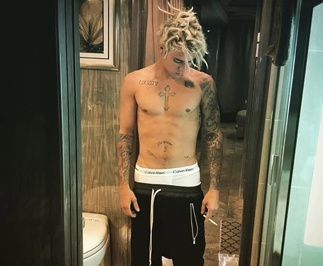 Justin Bieber é flagrado com cigarro suspeito em festa