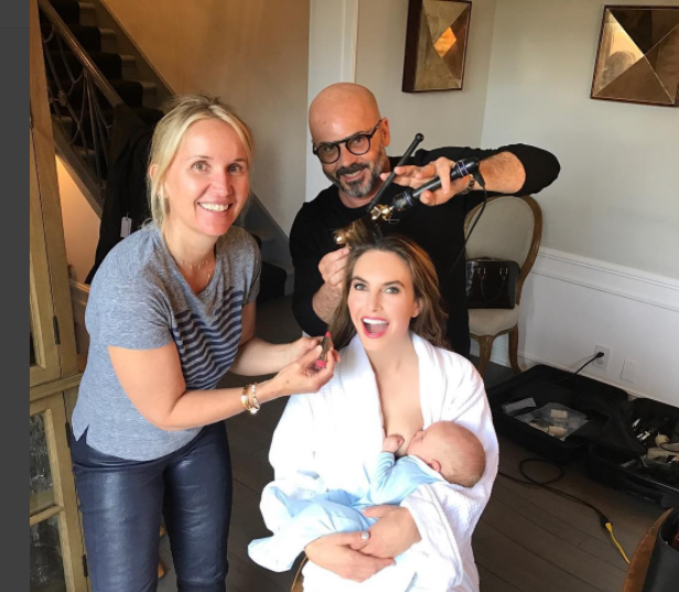 Elizabeth Chambers getting her makeup and hair done while breastfeeding. (Photo: @monikablundermakeup/Instagram)