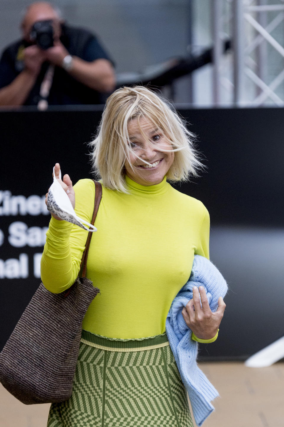 Siguiendo con la línea <em>casual </em>del look, Eugenia remató su <em>outfit </em>con un bolso marrón de rafia. (Foto: Giovanni Sanvido / Getty Images)