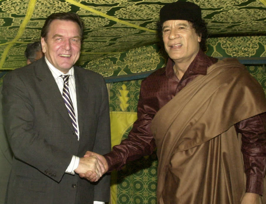 Gerhard Schröder: Nachdem Gaddafi Kompensationszahlungen für die Opfer des Anschlags auf eine Berliner Diskothek im Jahr 1986 zugesagt hatte, reiste der damalige Bundeskanzler 2004 nach Tripolis. Während des Besuchs wurden deutsche Ölbohrungen eingeleitet. (Bild: AP)