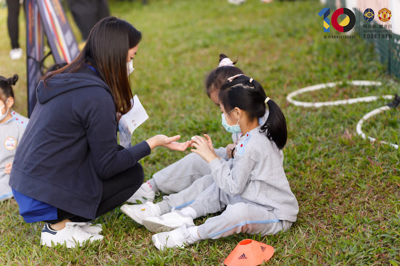 國民學校漢師中英文幼稚園老師郭紫晴（左一）非常欣賞曼聯足球學校香港總教練奧拜恩（Christopher O’Brien）的教學技巧。