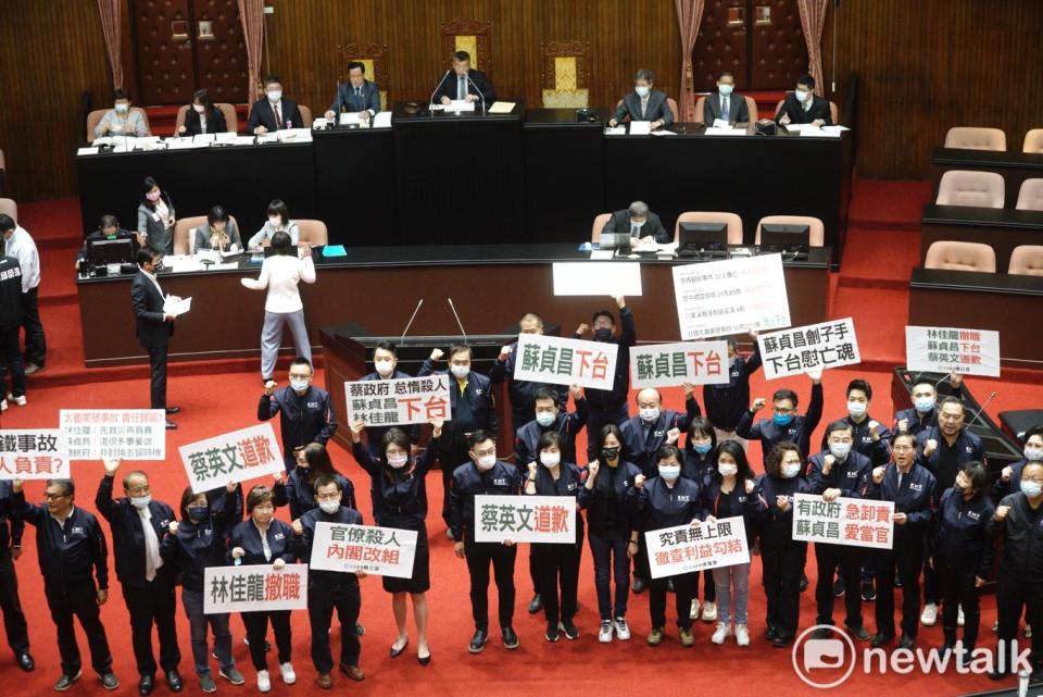 針對造成重大傷亡的台鐵太魯閣號事故，國民黨立委上午在立院議場內舉牌，要求總統蔡英文道歉、行政院長蘇貞昌、交通部長林佳龍下台。   圖：張良一/攝