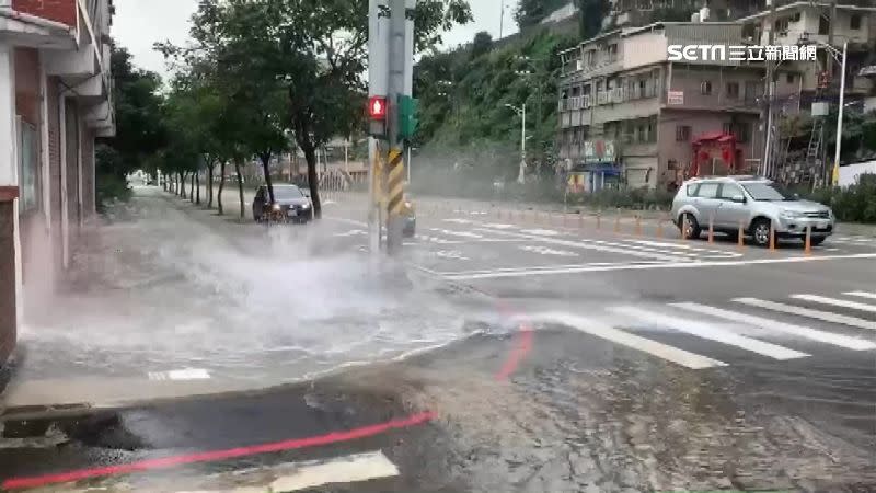 大量自來水造成路面淹水。