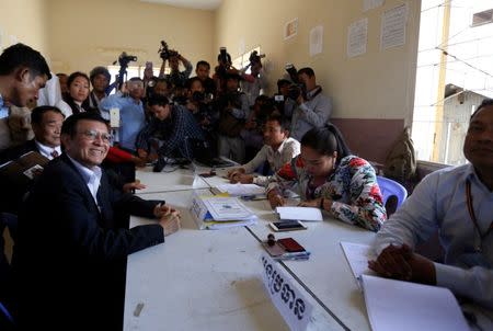 Kem Sokha (L), leader of the Cambodia National Rescue Party (CNRP), arrives to register for next year's local elections, in Phnom Penh, Cambodia October 5, 2016. REUTERS/Samrang Pring