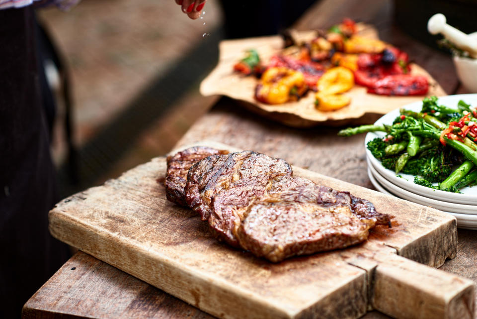 Für solch ein schönes Ergebnis braucht es nicht unbedingt einen Holzkohlegrill. (Bild: Getty Images)