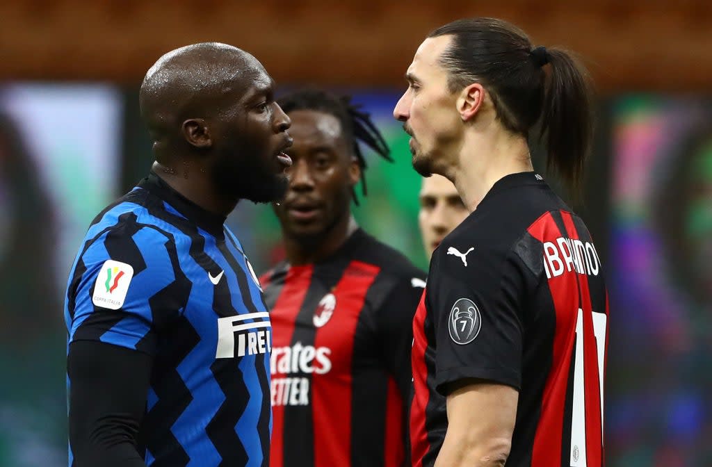 <p>Milán, Italia - 26 de enero: Zlatan Ibrahimovic (R) del AC Milan disputa con Romelu Lukaku (L) del FC Internazionale durante el partido de la Coppa Italia entre el FC Internazionale y el AC Milan en el Stadio Giuseppe Meazza el 26 de enero de 2021 en Milán, Italia. Los estadios deportivos en Italia permanecen bajo estrictas restricciones debido a la pandemia de coronavirus, ya que las leyes de distanciamiento social del gobierno prohíben a los fanáticos dentro de los lugares, lo que hace que los juegos se jueguen a puerta cerrada. </p> (Foto de Marco Luzzani / Getty Images)