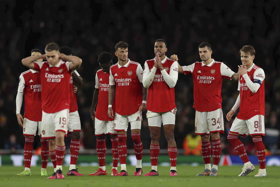 Jugadores del Arsenal en la ronda de penales de los octavos de final de la Liga de Europa ante el Sporting de Lisboa el jueves 16 de marzo del 2023. (AP Foto/Ian Walton)