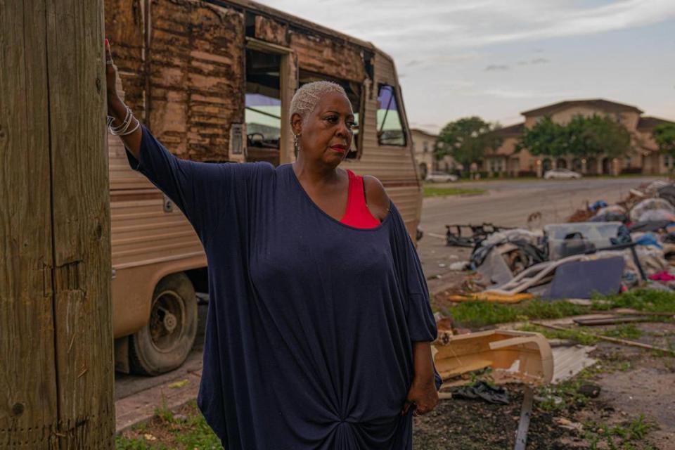La residente Sonya Brown-Wilson posa para una fotografía mientras mira la basura en el terreno vacío de Northwest 74 Street y Northwest 25 Avenue en Miami, Florida, el miércoles 30 de noviembre de 2022.