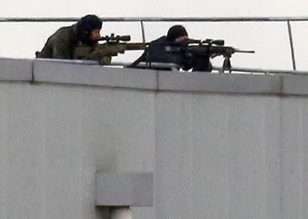 French special forces sharp shooters take position on a rooftop of the complex at the scene of a hostage taking at an industrial zone in Dammartin-en-Goele, northeast of Paris, January 9, 2015. REUTERS/Eric Gaillard