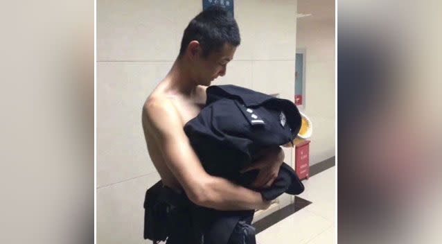 Wu Yu removed his clothes to keep the baby from freezing. Source: Weibo/ Yunnan Police