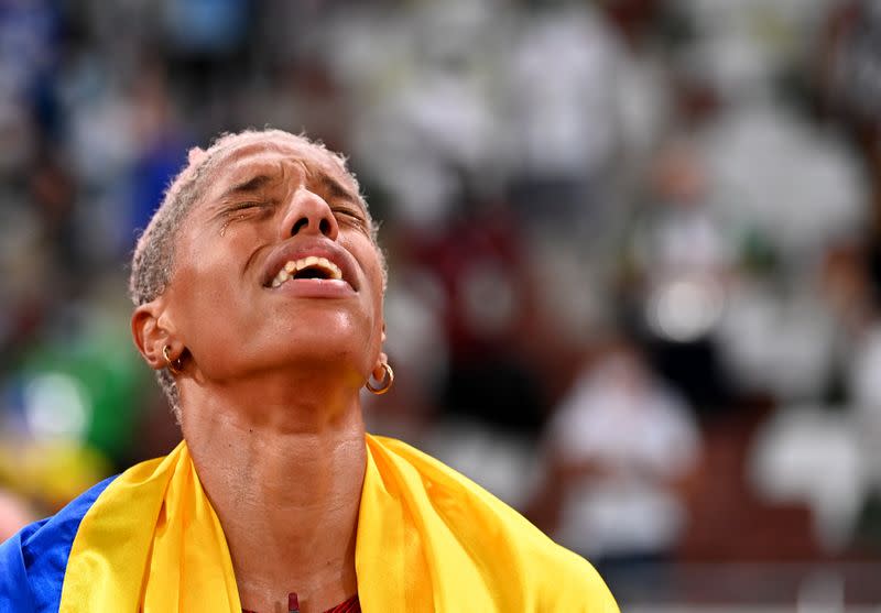 Foto del domingo de la atleta Yulimar Rojas de Venezuela celebrando tras ganar el oro olímpico e triple salto con récord mundial