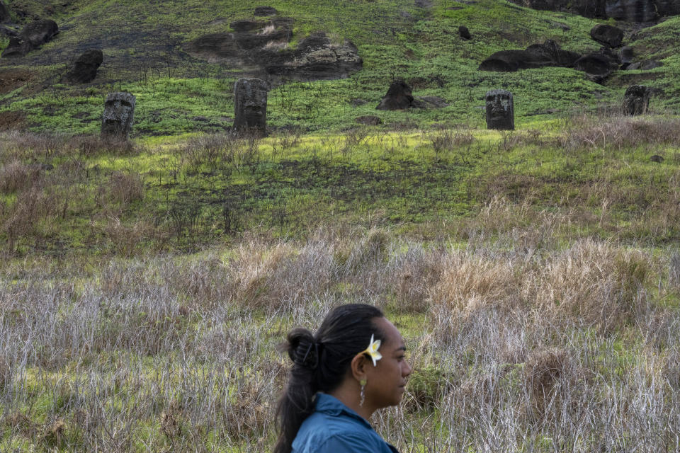 Jean Pakarati, directora consejera de la comunidad indígena Ma'u Henua, está cerca de estatuas moais cerca del volcán Rano Raraku en Rapa Nui, o Isla de Pascua, Chile, el martes 22 de noviembre de 2022. Los deberes de Pakarati incluyen ayudar a administrar el Parque Nacional Rapa Nui. (AP Foto/Esteban Felix)