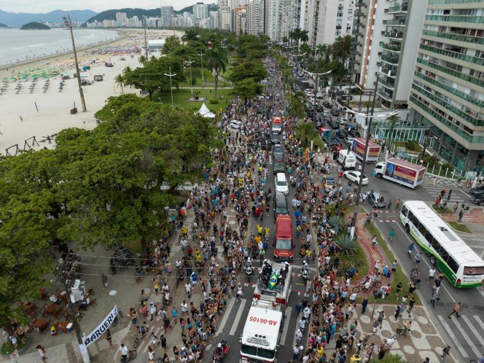 Vista del cortejo fúnebre de Pelé en Santos, Brasil, el martes 3 de enero de 2023.