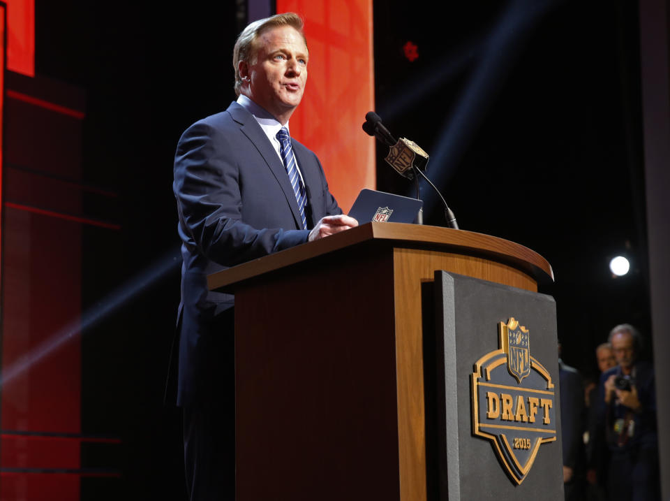 El comisionado de la NFL, Roger Goodell, hace el anuncio, después de que los Buccaneers de Tampa Bay reclutaron al quarterback de Florida State, Jameis Winston, en la primera ronda del draft, el jueves 30 de abril de 2015, en Chicago (AP Foto/Charles Rex Arbogast)