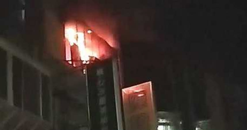 板橋公寓暗夜惡火，1名67歲男子趴臥房內，送醫搶救後宣告不治。（圖／翻攝我是板橋人）