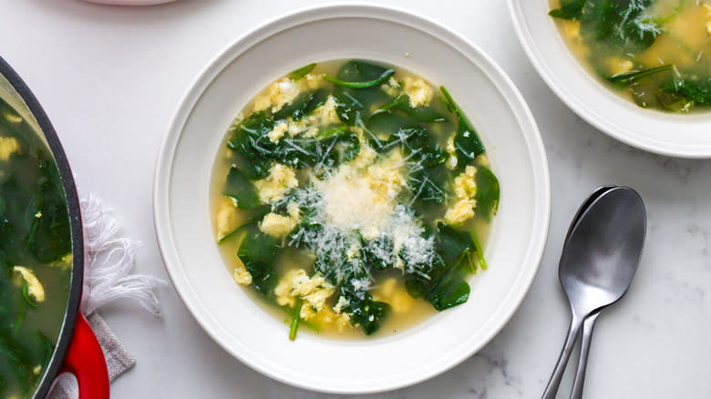 lemon spinach stracciatella soup in bowl