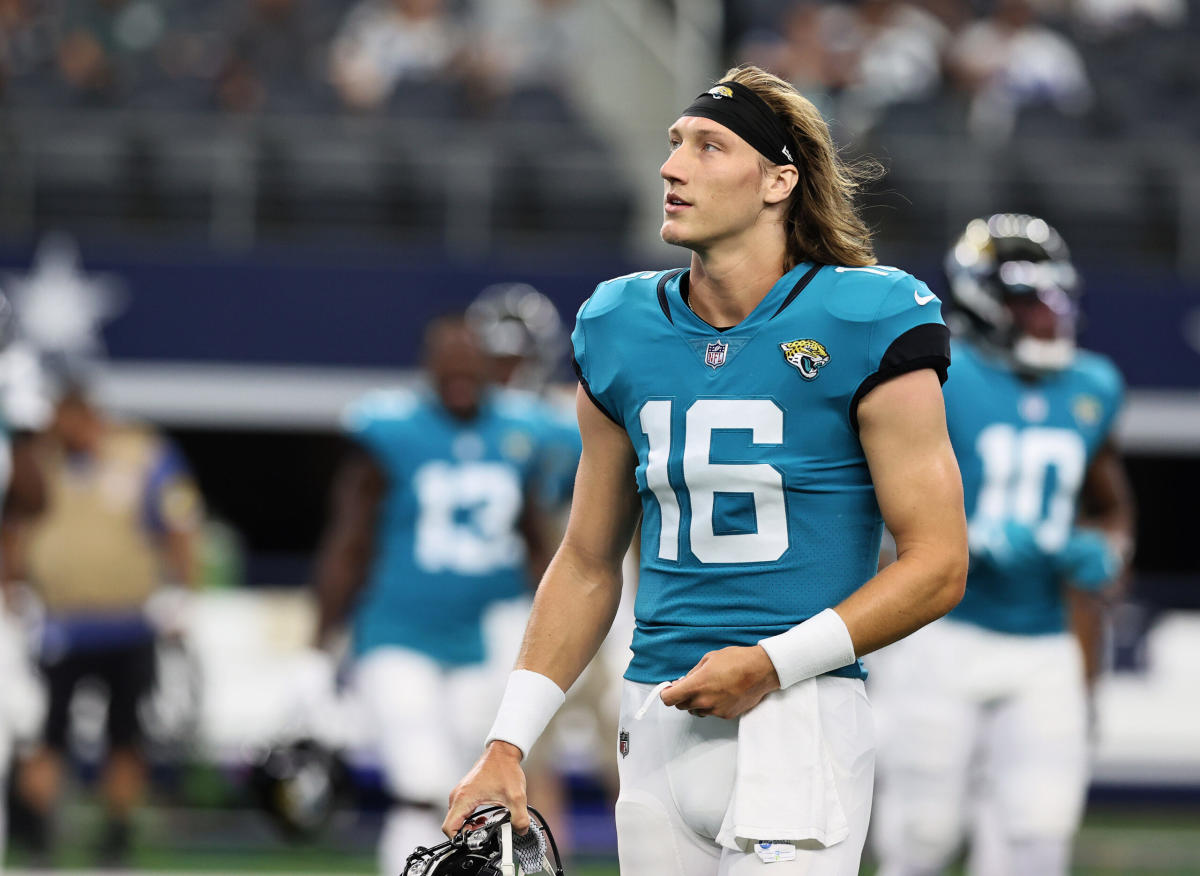 Trevor Lawrence dons UGA gear after losing a bet with teammate