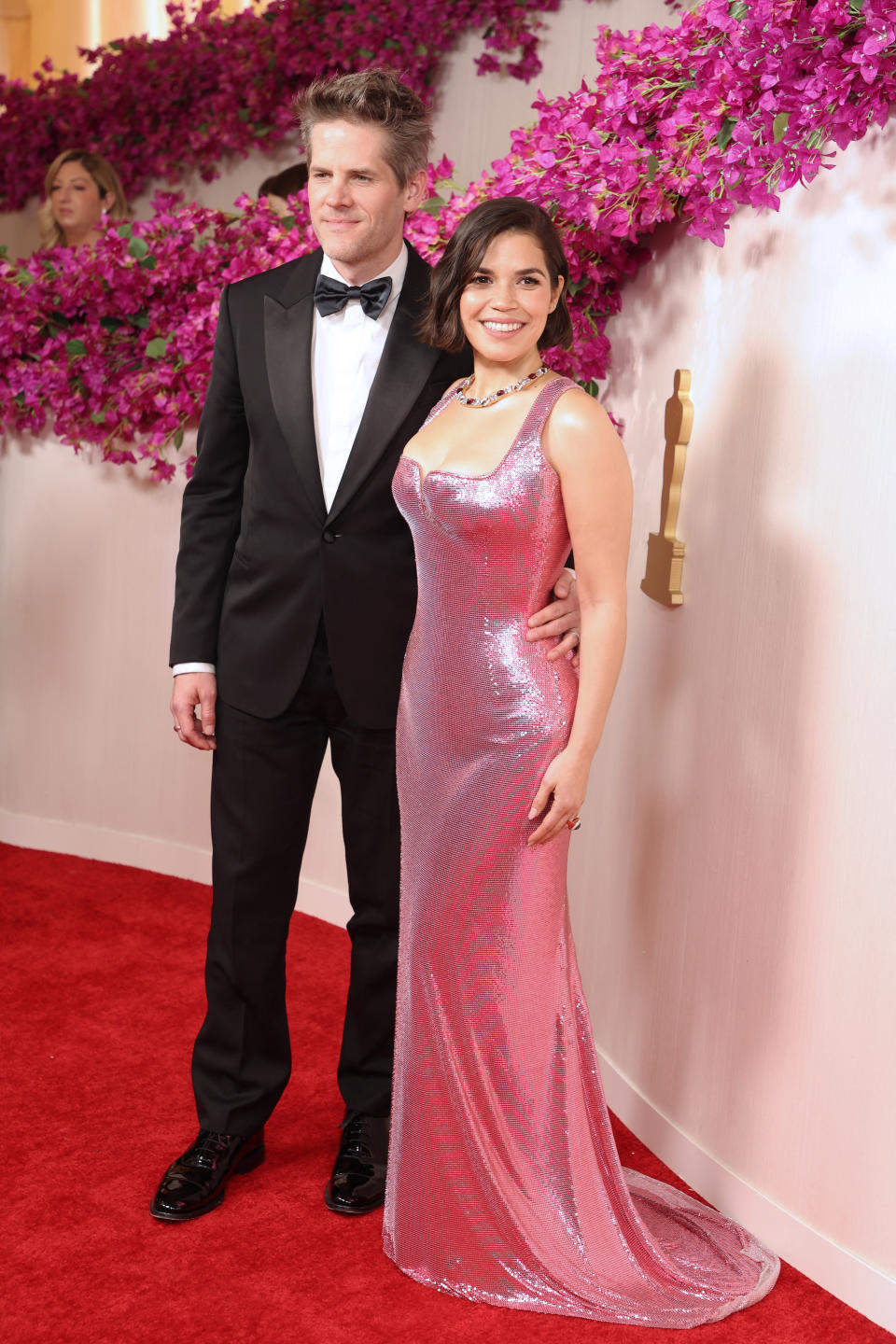 América Ferrera y su esposo Ryan Piers en la alfombra roja de los Oscar 2024