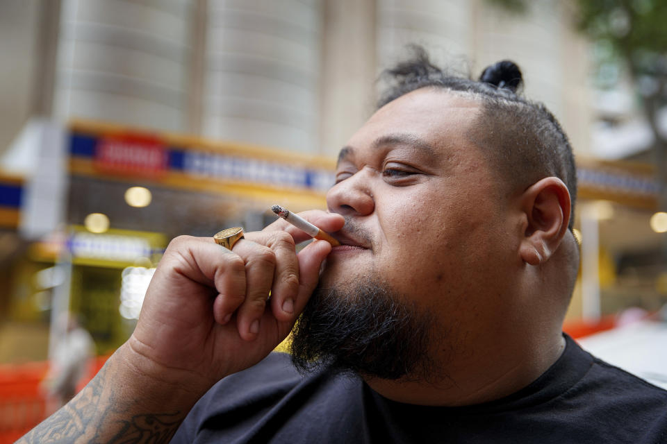 Un hombre fumando en Auckland, Nueva Zelanda. (AP Photo/David Rowland)