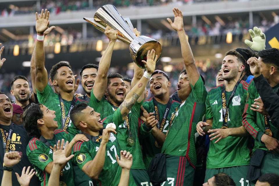 Mexico players celebrate with the winner's trophy after beating Panama 1-0 after the CONCACAF Gold Cup final soccer match Sunday, July 16, 2023, in Inglewood, Calif.(AP Photo/Ashley Landis)