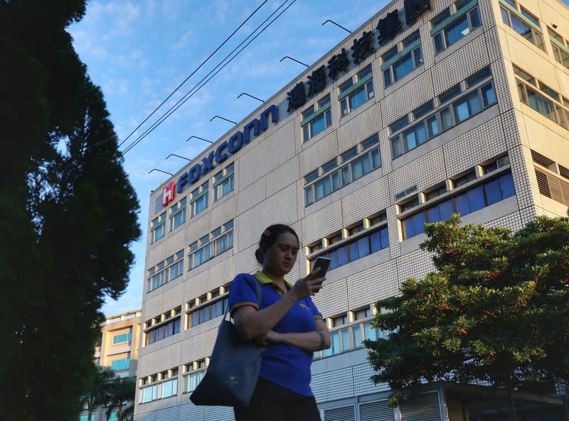 鴻海旗下的富士康集團遭中國大陸官方稽查稅務、土地。近日兩岸網傳富士康需補稅人民幣1800億元（約新台幣7920億元），而且有2萬個足球場大的土地被收回國有。富士康2日晚間發表聲明鄭重否認，強調上述均為謠言。圖為新北市土城區鴻海總部外觀。（中央社資料照）