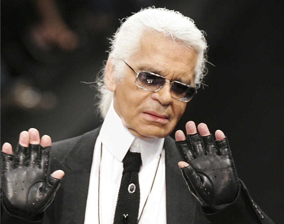 Die Handschuhe trug Lagerfeld aus einem bestimmten Grund. (Bild: PIERRE VERDY/AFP/Getty Images)