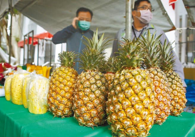 立法院2日舉辦「米鳳有約」屏東金鑽鳳梨推廣活動，屏東縣長潘孟安表示，屏縣鳳梨產量佔全台灣的30%，可以說是台灣鳳梨的故鄉，希望國人能夠多支持國產鳳梨，現場立院員工也力挺購買。（張鎧乙攝）