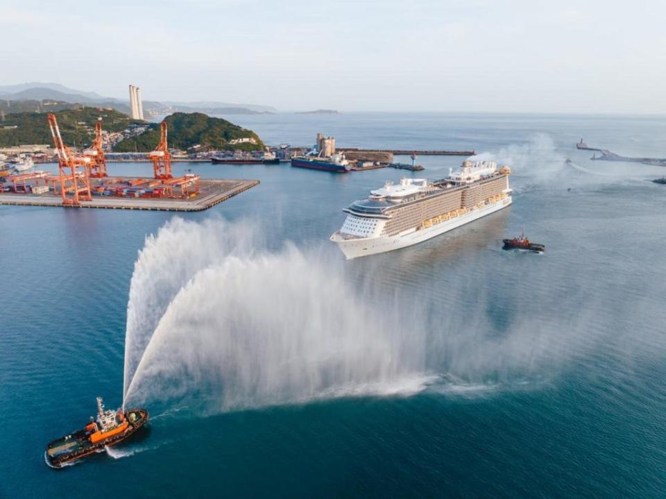 超大型郵輪海洋光譜號首航基隆港，基隆港務分公司派出噴水船迎接。（記者郭基生攝）