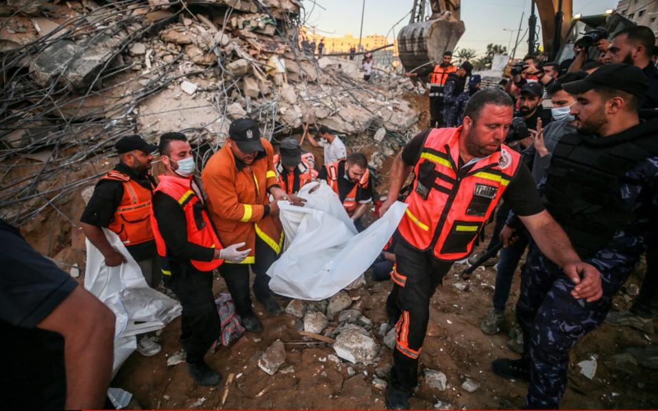  Palestinian civil defense teams take part in rescue works at the rubbles of a building belonging to a Palestinian family  - Mustafa Hassona/Anadolu