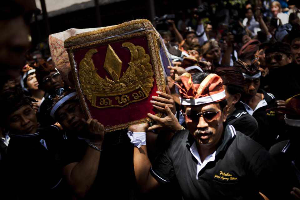 UBUD, BALI, INDONESIA - AUGUST 18: Balinese men carry the coffin of Anak Agung Rai Niang during the Hindu Royal cremation - also know as the Pengabenan - for the mother of Gianyar Regent, Tjokorda Oka Artha Ardana Sukawati, at Puri Ubud in Gianyar Bali on August 18, 2011 in Ubud, Bali, Indonesia. Niang Rai died in a Denpasar hospital in May; and will involve a nine level, 24m high 'bade' or body carring tower, made by upto 100 volunteers from 14 local villages. It will be carried to the cremation by 4500 Ubud residents. (Photo by Ulet Ifansasti/Getty Images)