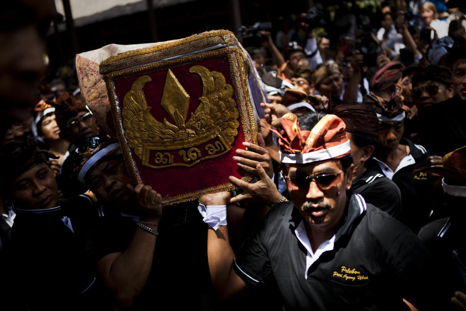 Royal Hindu Cremation Held In Bali