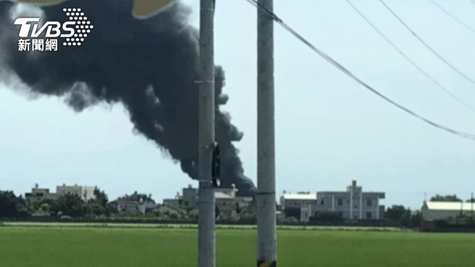 彰化縣大城鄉工廠火警，廠區濃煙猛竄，猶如一條「黑龍」。（圖／消防提供）