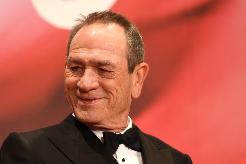 Klar: Tommy Lee Jones hat ein faltiges Knautschgesicht. Aber ganz ehrlich: Hatte er das nicht gefühlt schon bei "Auf der Flucht" (1993)? So oder so: Auch ihm sieht man die 74 Jahre nicht wirklich an. (Bild: 2017 Getty Images/Takashi Aoyama)