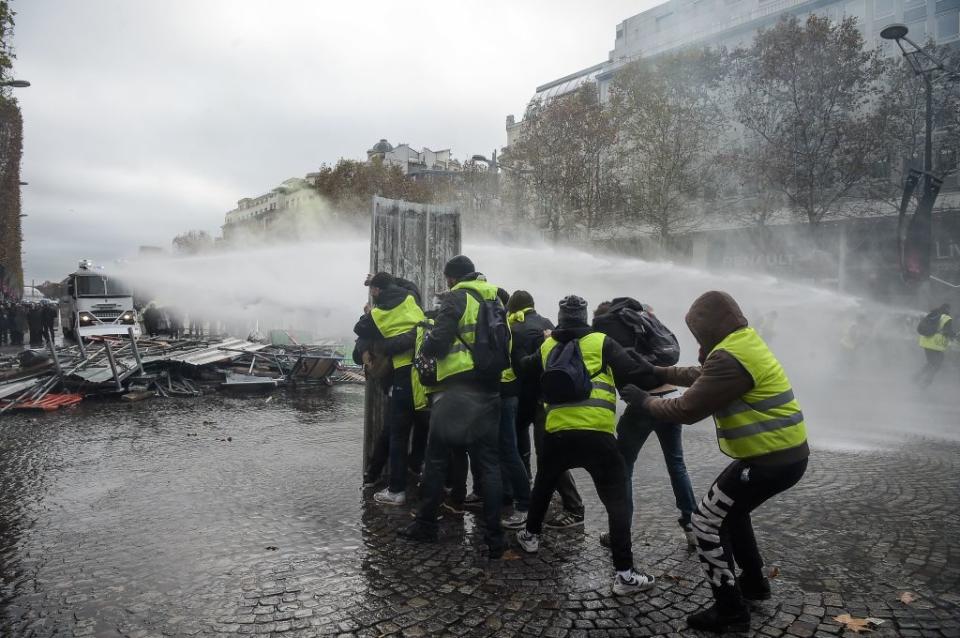 Lors du 2è samedi de manifestation, le 24 novembre, plusieurs milliers de manifestants s’opposent durement aux forces de l’ordre sur les Champs-Elysées, où des barricades ont été dressées. Dans la capitale, les heurts font 24 blessés dont cinq du côté des forces de l’ordre, et 101 personnes sont placées en garde à vue. Sur l'ensemble du territoire, l'acte 2 du mouvement a rassemblé 166 000 personnes, dont 8 000 à Paris, et 630 personnes ont été placées en garde à vue.