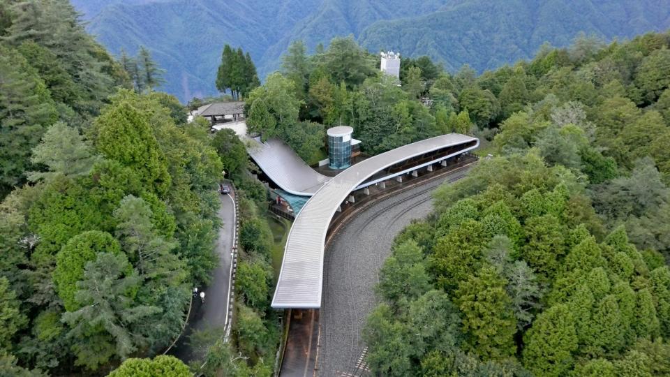 新站設計從阿里山雲海獲得靈感，將雲霧繚繞山巒意象融入屋頂設計。（圖片提供／阿里山林業鐵路及文化資產管理處）