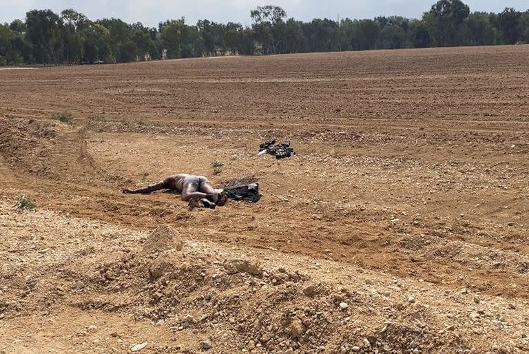 El cuerpo de un miliciano de Hamas, en Re'im, en Israel