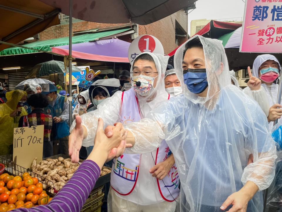 謝國樑（左）找來蔣萬安（右）赴基隆聯合掃街拜票。   圖：謝國樑競選辦公室/提供