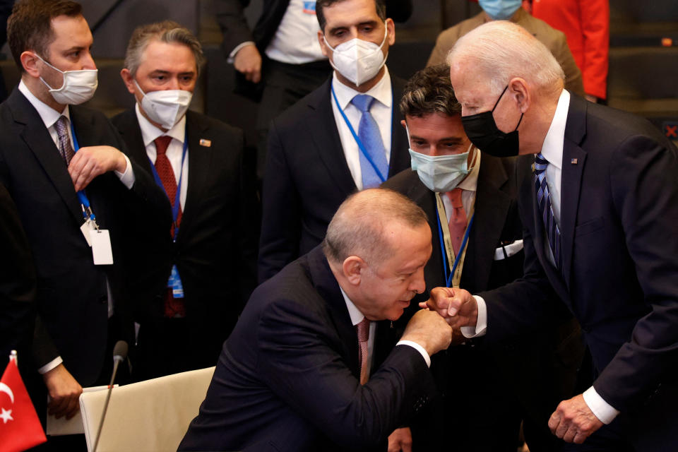 La fotografía en la que mucha gente ha creído ver a Recep Tayyip Erdogan besando en la mano a Joe Biden. (Foto: Olivier Matthys / Pool / AFP / Getty Images).