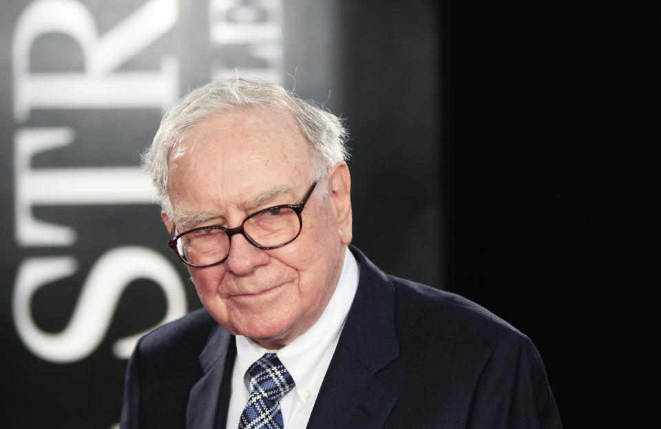 Investor Warren Buffet arrives for the premiere of the film "Wall Street: Money Never Sleeps" in New York September 20, 2010.  REUTERS/Lucas Jackson (UNITED STATES - Tags: ENTERTAINMENT PROFILE BUSINESS)