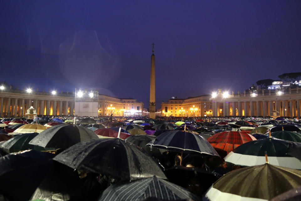 �XVATICAN CITY, VATICAN - MARCH 13: People shelter from the rain in St. Peters Square as they await news of the newly elected Pope on March 13, 2013 in Vatican City, Vatican. Pope Benedict XVI's successor, the 266th Pontiff, has been selected by the College of Cardinals in Conclave in the Sistine Chapel. (Photo by Franco Origlia/Getty Images)