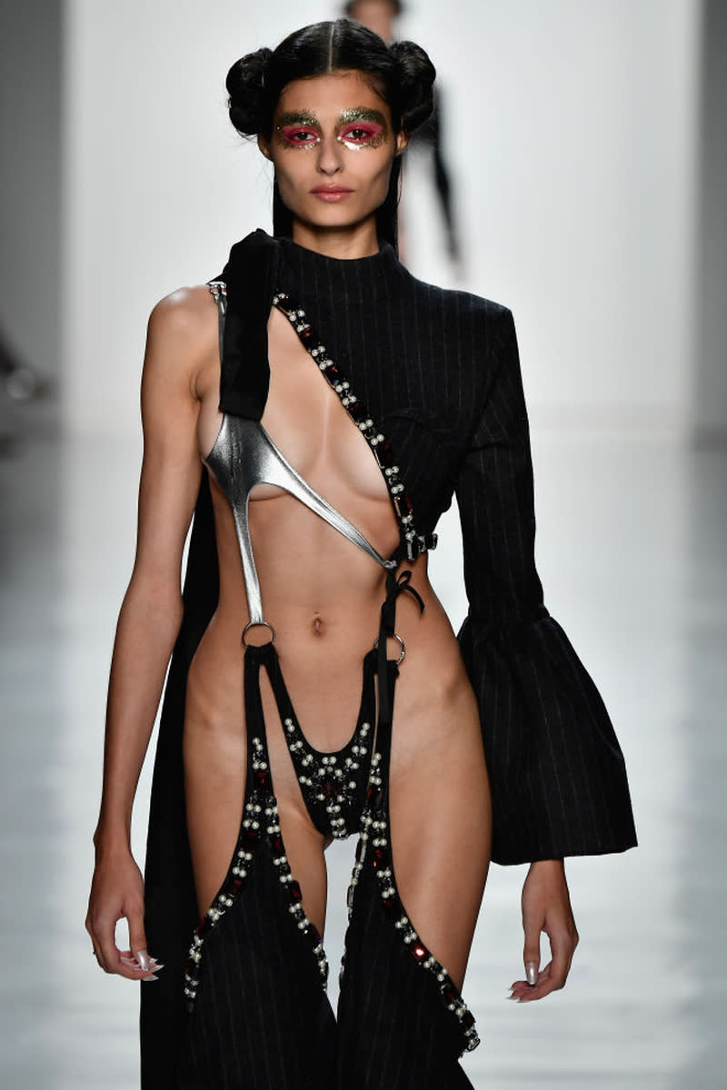 <p>Die Runway-Show der Brand Namilia in New York war eine regelrechte Fleischbeschauung. Dieser Einteiler erinnert irgendwie an Borats Mankini mit Strapsbändern: NSFW. (Bild-Copyright: Frazer Harrison/Getty Images) </p>