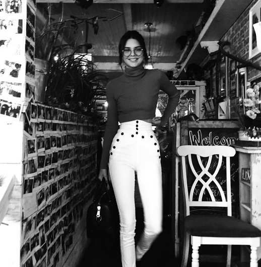 Kendall Jenner looked all kinds of cool in this 70s look that she donned before NYFW kicked off. Wearing a ribbed roll neck top, white jeans and specs, this is possibly one of the best street style looks we’ve seen yet. [Photo: Instagram/Kendall Jenner]