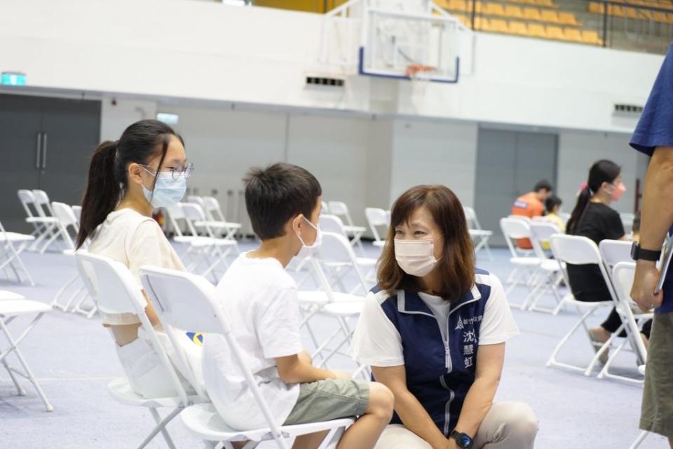 新竹市副市長沈慧虹六日上午前往加開的體育館施打站視察，關心孩子接種情況。（記者曾芳蘭攝）