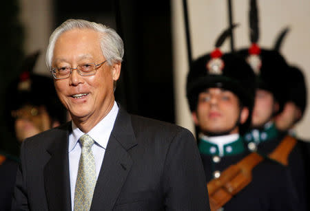FILE PHOTO: Singapore's Senior Minister Goh Chok Tong arrives at Chigi palace in Rome, Italy April 23, 2009. REUTERS/Remo Casilli/File Photo