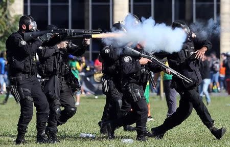 Riot police officers clash with demonstrators during a protest against Brazilian President Michel Temer and the latest corruption scandal to hit the country, in Brasilia, Brazil, May 24, 2017. REUTERS/Paulo Whitaker