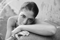 C’est en postant une photo d’elle en maillot de bain et au bord d’un bassin d’eau que Selma Blair a relevé le Women Supporting Women challenge. Ce nouveau défi Instagram invite les femmes à publier un cliché d’elles en noir et blanc pour promouvoir la sororité et rappeler qu’elles sont capables de tout. Comme l’actrice de <em>Sexe Intentions</em> qui lutte courageusement, depuis quelques années, contre la sclérose en plaques.© Instagram @selmablair