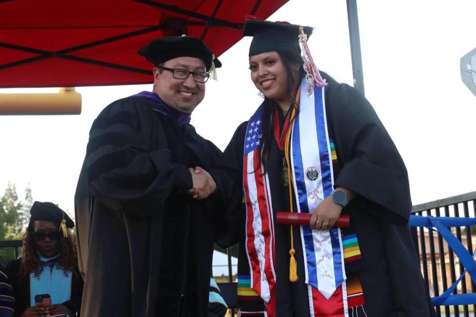 María Rivera, de San Francisco, se graduó como Medalla del Decano 2023 de la División de Asesoramiento y Orientación de la ciudad de Fresno, en la ceremonia de graduación celebrada el 19 de mayo en el Ratcliffe Stadium.