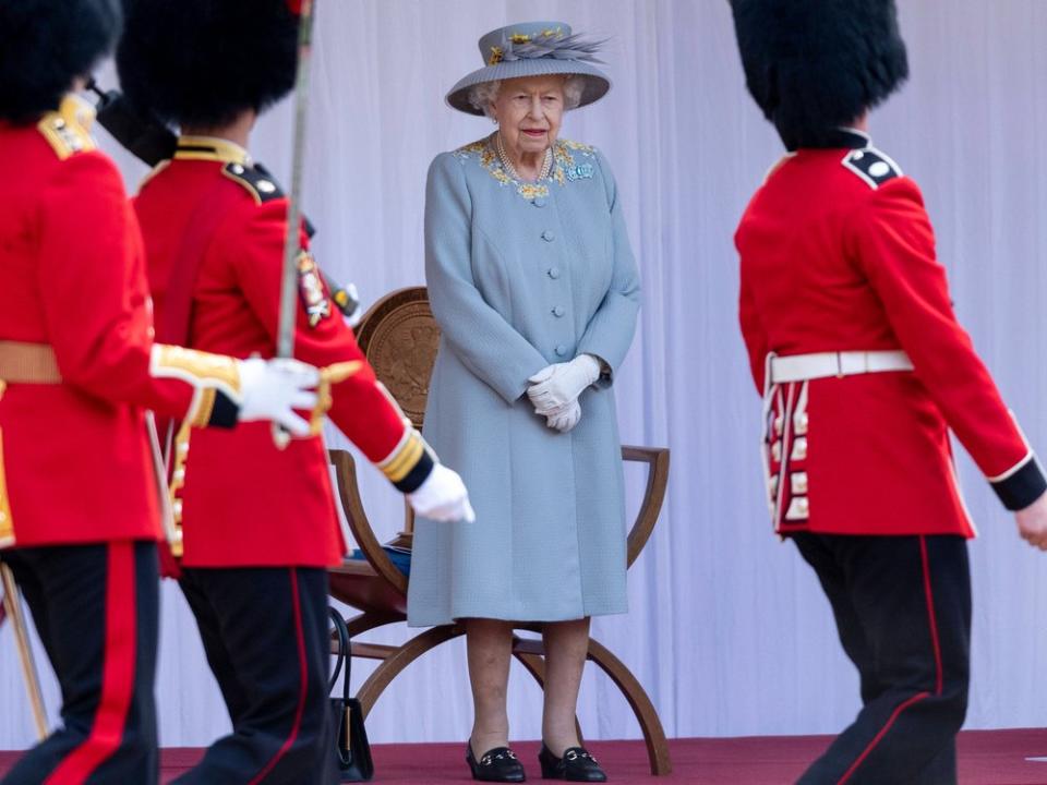 2021 nahm die Queen die Parade auf Schloss Windsor ab. Wegen Corona war die Parade wie schon 2020 wesentlich kleiner gehalten worden. (Bild: imago/Starface)