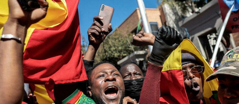 Plusieurs dizaines de personnes ont manifesté ce dimanche dans une ville du nord du Mali pour accélérer le départ de la force militaire française Barkhane.  - Credit:LUCA SOLA / AFP