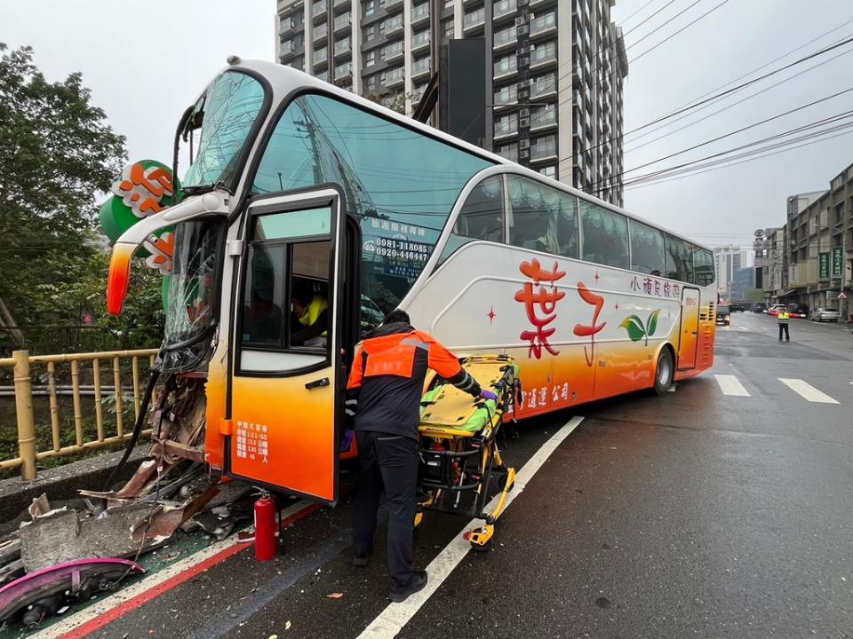 《圖說》國立竹東高中校車28日上午7時傳出撞護欄意外事故，造成駕駛及7名學生受傷。（圖／新竹縣消防局提供）